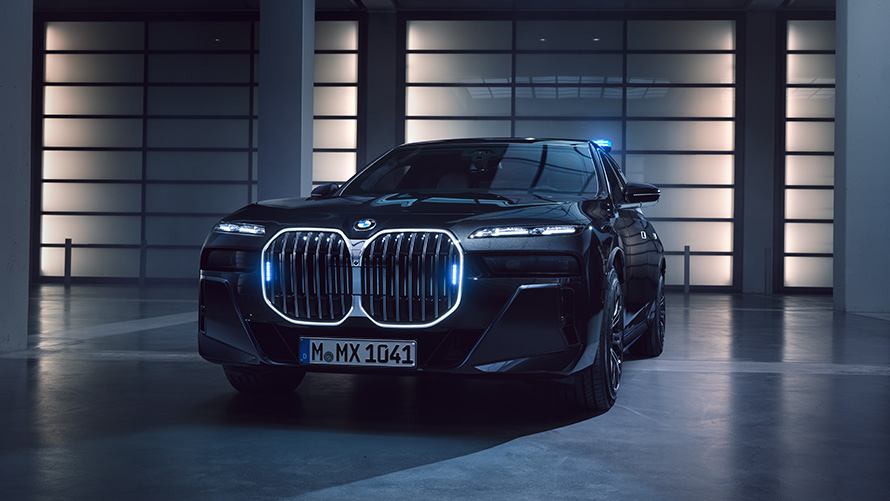 BMW řady 7 Protection G73 se signálními světly pohled zepředu BMW řady 7 Protection G73 se signálními světly pohled zepředu parkující