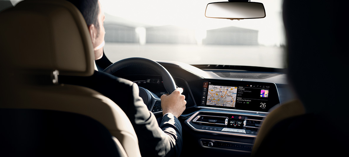 Vozy BMW Protection Security Driver Training interiér Vozy BMW Protection Security Driver Training interiér muž řídí BMW