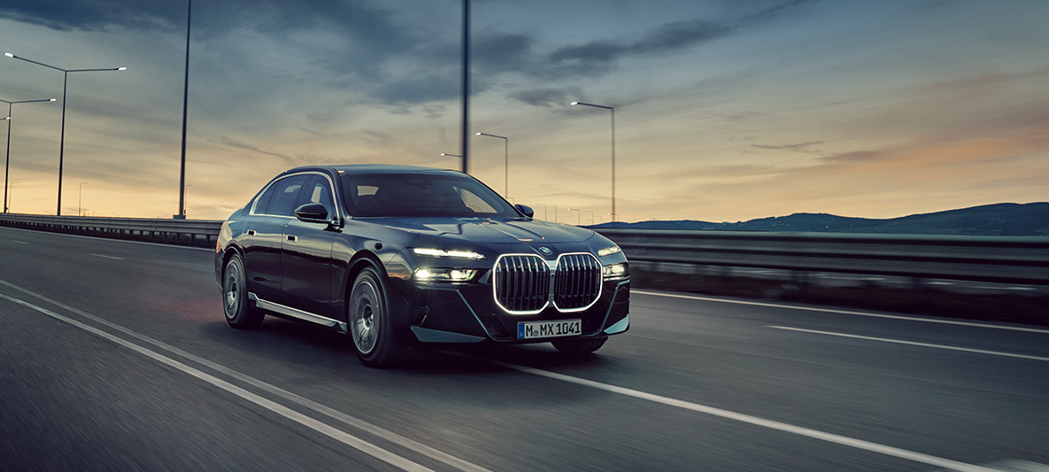 Vozy BMW Protection Security Driver Training Vozy BMW Protection Security Driver Training tříčtvrteční pohled zepředu BMW jedoucí po ulici