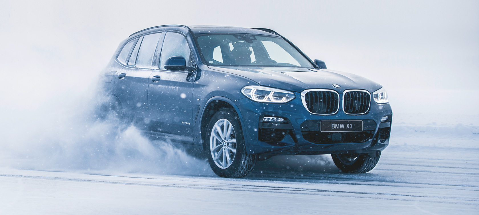 BMW Příslušenství pro podzim a zimu BMW X3 na sněhu ze tříčtvrtečního pohledu zepředu