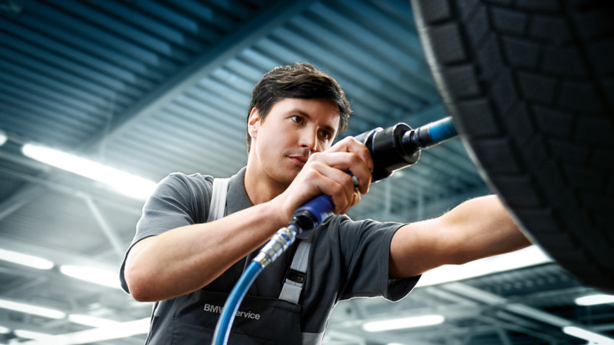 BMW Servis kol a pneumatik BMW Servis kol a pneumatik v servisu BMW