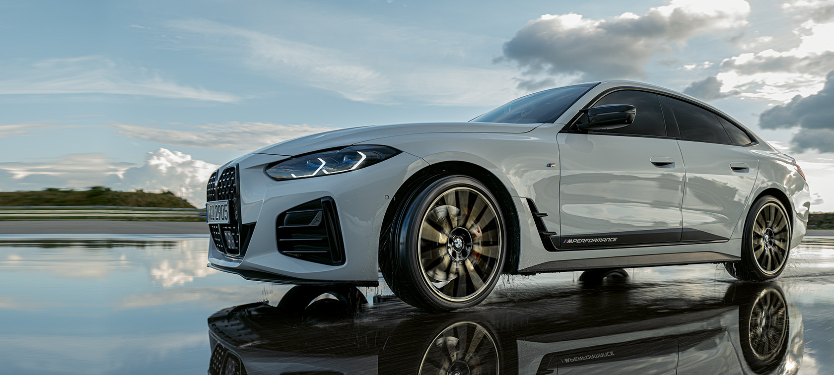 BMW řady 4 Gran Coupé (G26) s díly M Performance Parts jedoucí po mokré silnici BMW řady 4 Gran Coupé (G26) s díly M Performance Parts jedoucí po mokré silnici