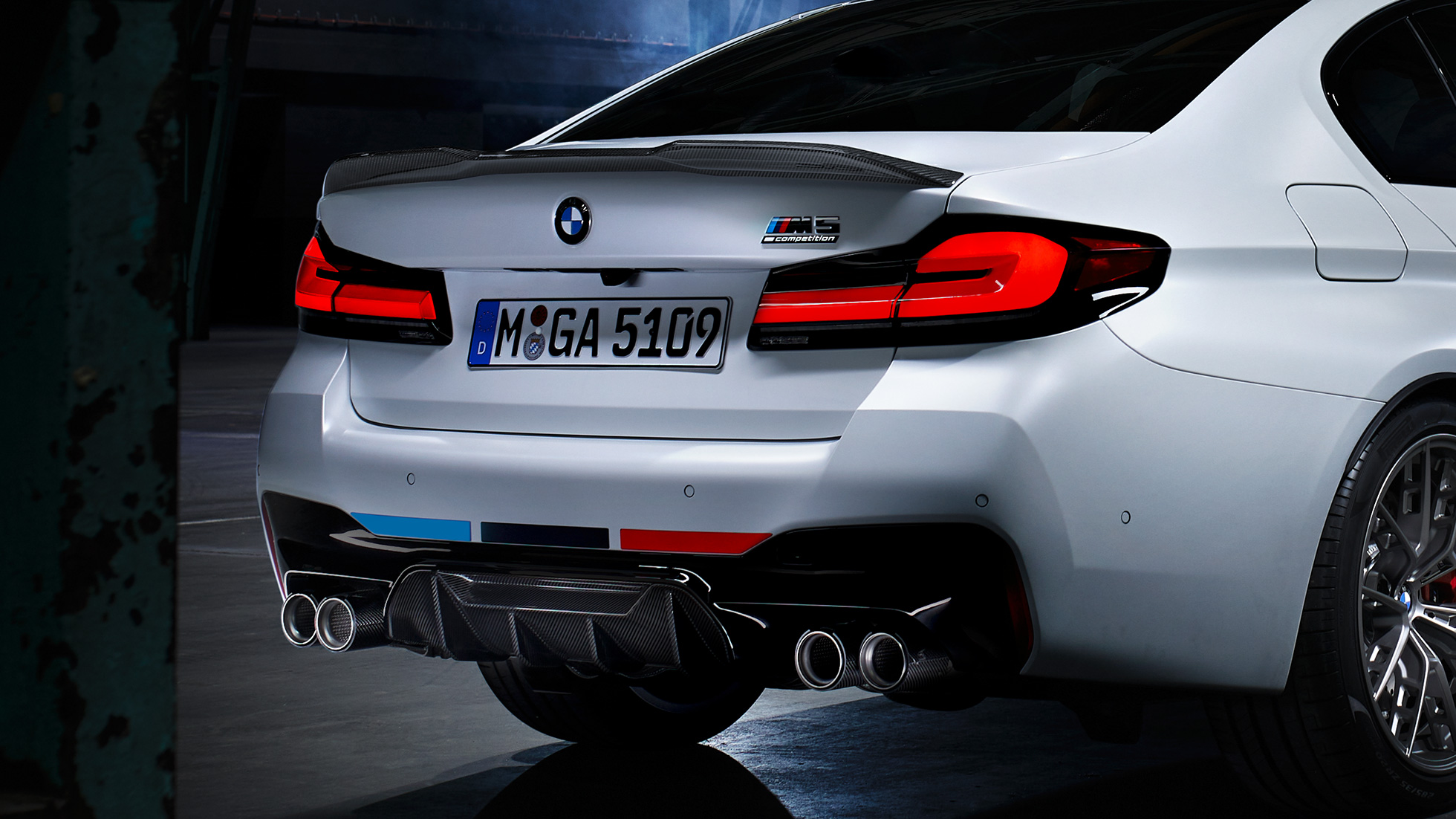 BMW M5 tříčtvrteční pohled zezadu Díly BMW M Performance Parts BMW M5 tříčtvrteční pohled zezadu