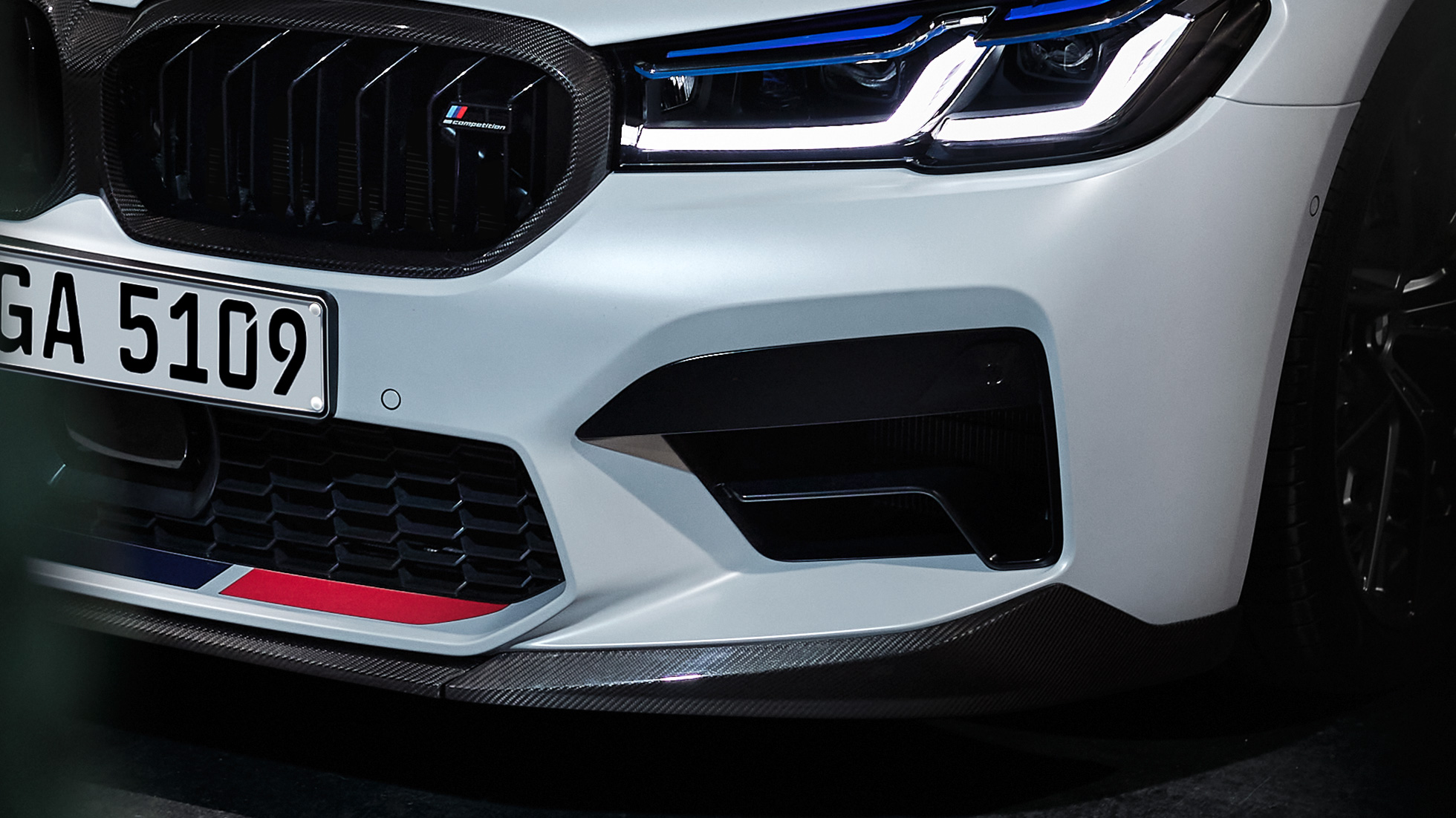 M Performance přední karbonový splitter detailní pohled Díly BMW M Performance Parts M Performance přední karbonový splitter detailní pohled