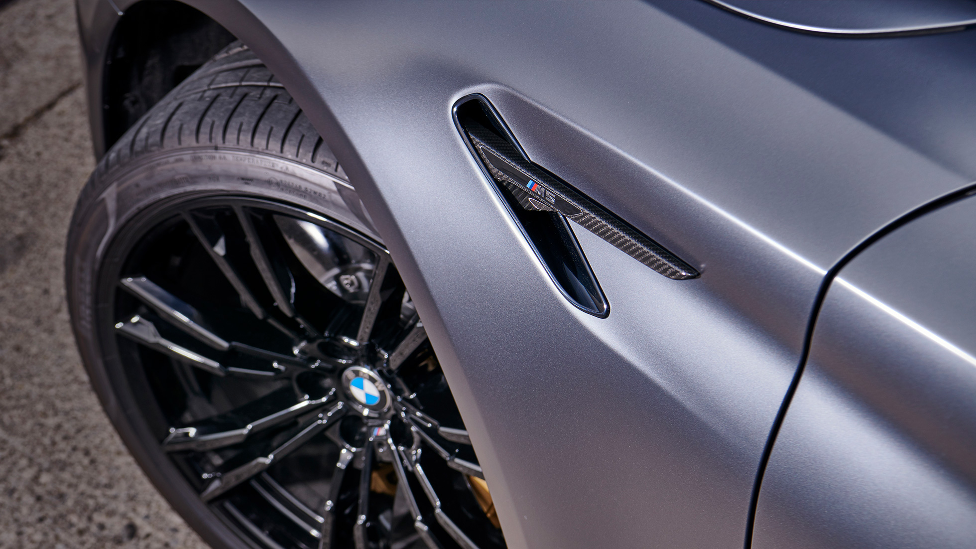 M Performance karbonový průduch na boku s dekorativním obložením Design BMW M Performance karbonového průduchu na boku s dekorativním obložením