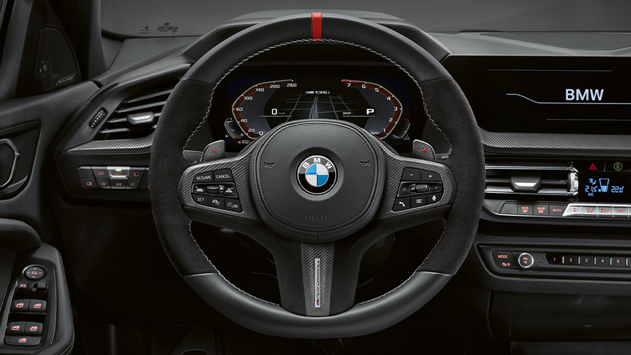 BMW M Performance volant. Volant BMW M Performance s obložením v provedení karbon/Alcantara, BMW letní nabídky
