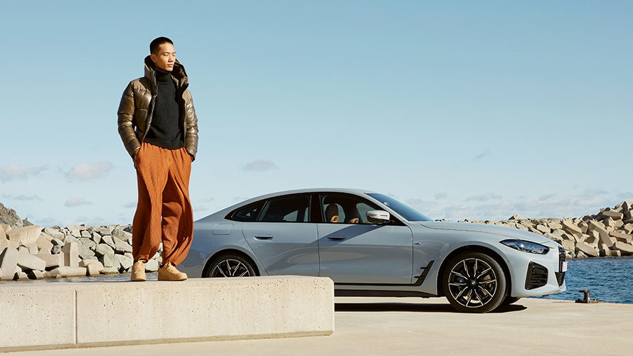 BMW před letní scenérií s modelkou BMW Service Inclusive BMW před letní scenérií s modelkou