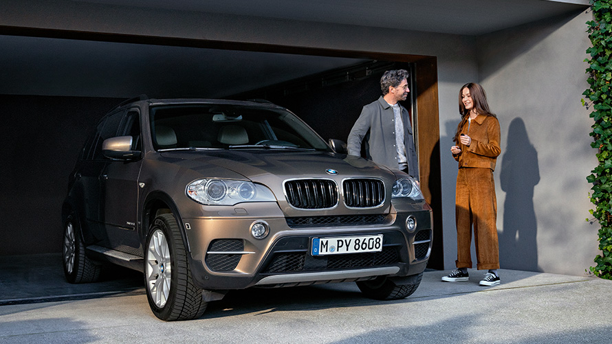 BMW stojící před garáží s modelkou BMW FIT Service BMW stojící před garáží s modelkou