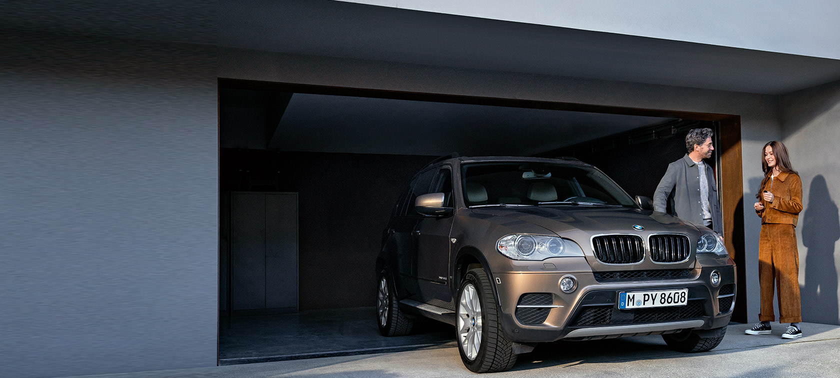 BMW Value Servis BMW FIT Sevis muž a žena před garáží s BMW X5