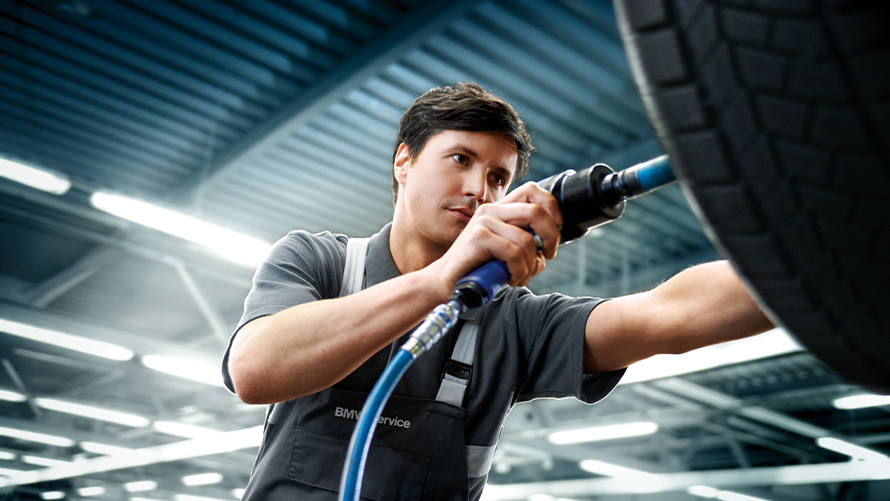 BMW Servis kol a pneumatik BMW Servis kol a pneumatik v servisu BMW.