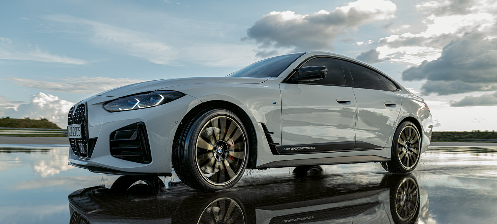 Muž se psem se sklánějí proti BMW BMW Příslušenství pro jaro a léto Muž se psem se sklánějí proti BMW