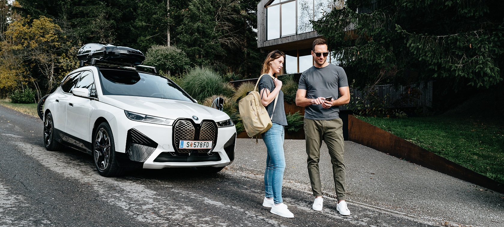 Vozy BMW u jezera s horskou scenérií v pozadí BMW Příslušenství pro jaro a léto Vozy BMW u jezera s horskou scenérií v pozadí