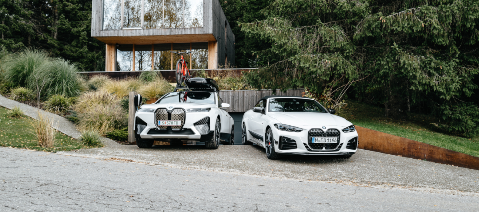 Muž sedí v BMW s otevřenými dveřmi BMW Příslušenství pro jaro a léto Muž sedí v BMW s otevřenými dveřmi