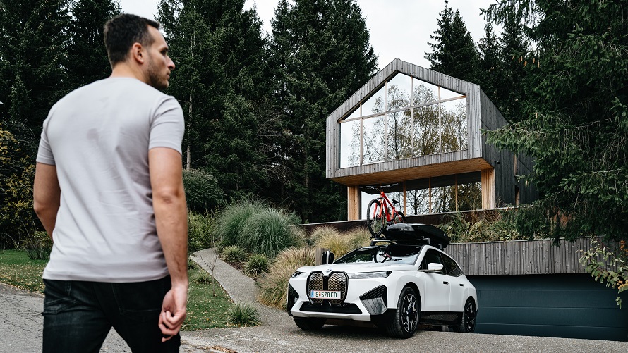 Muži sedí na molu a dívají se na sebe BMW Příslušenství pro jaro a léto Muži sedí na molu a dívají se na sebe