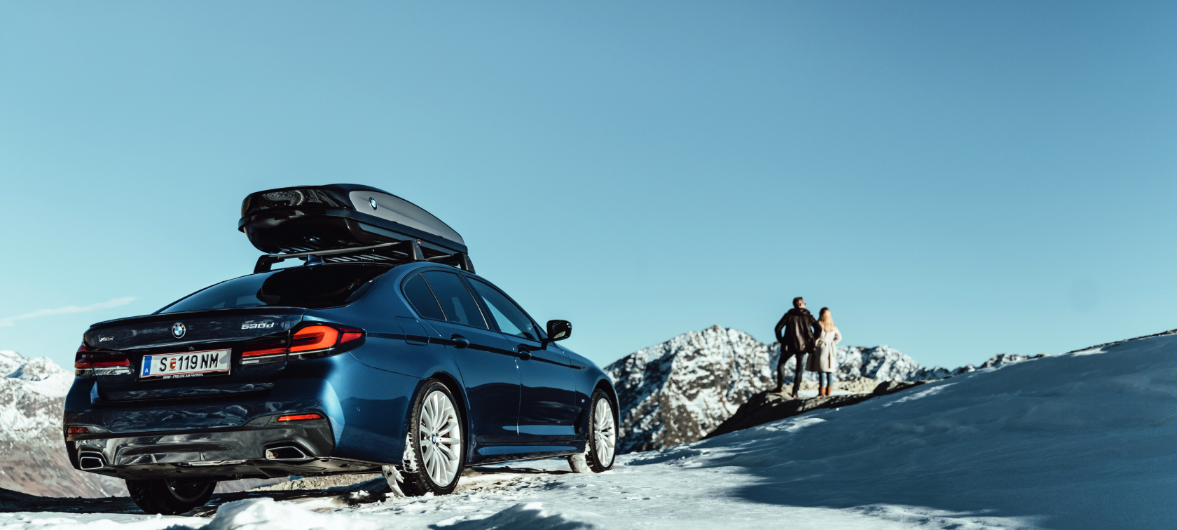 BMW Originální příslušenství a BMW Servis pro podzim a zimu Žena a muž se smějí na sněhu.