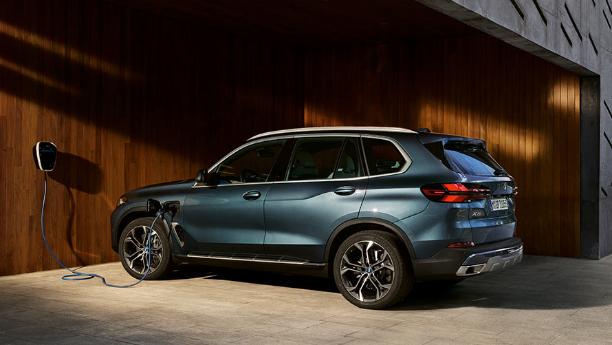 NOVÉ BMW X5 - PLUG-IN HYBRIDNÍ TECHNOLOGIE. NOVÉ BMW X5 - PLUG-IN HYBRIDNÍ TECHNOLOGIE.