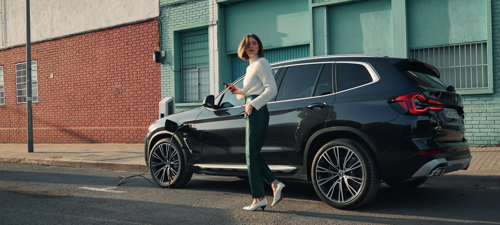 BMW X3 G01 v barvě Sophisto Grey (šedá) ze tříčtvrtečního pohledu zepředu v hangáru 2021