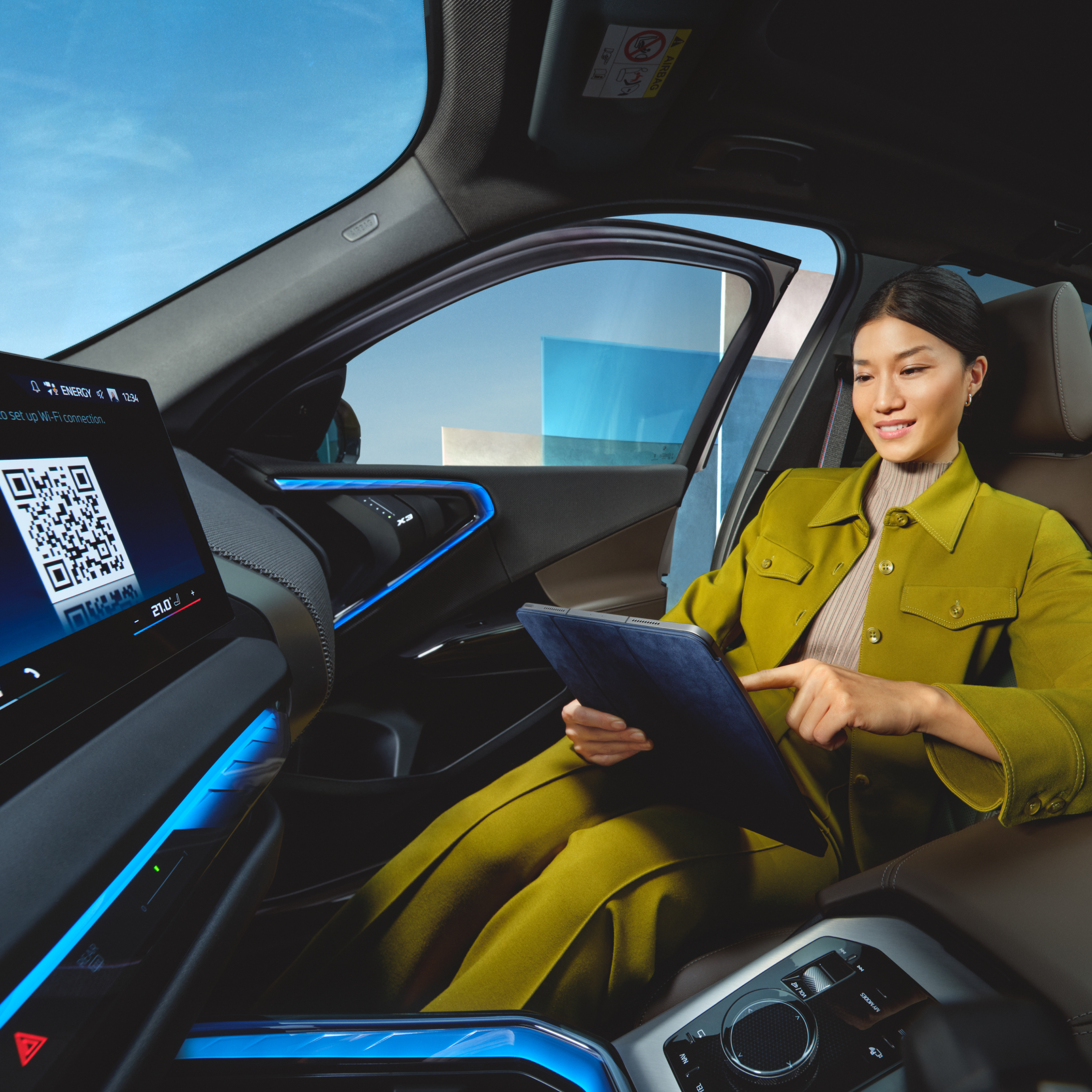 Osoba používá v BMW tablet