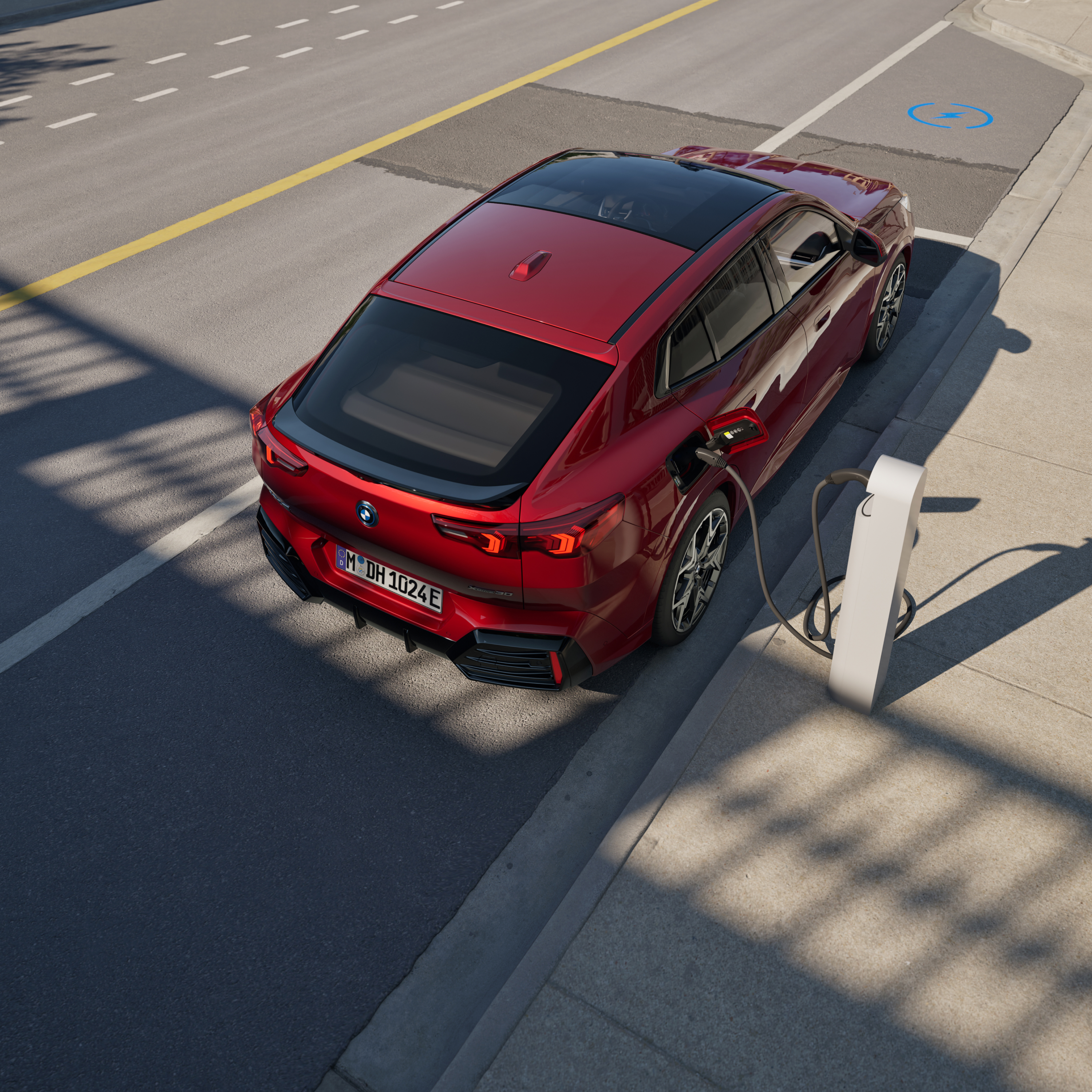 BMW se nabíjí na nabíjecím místě