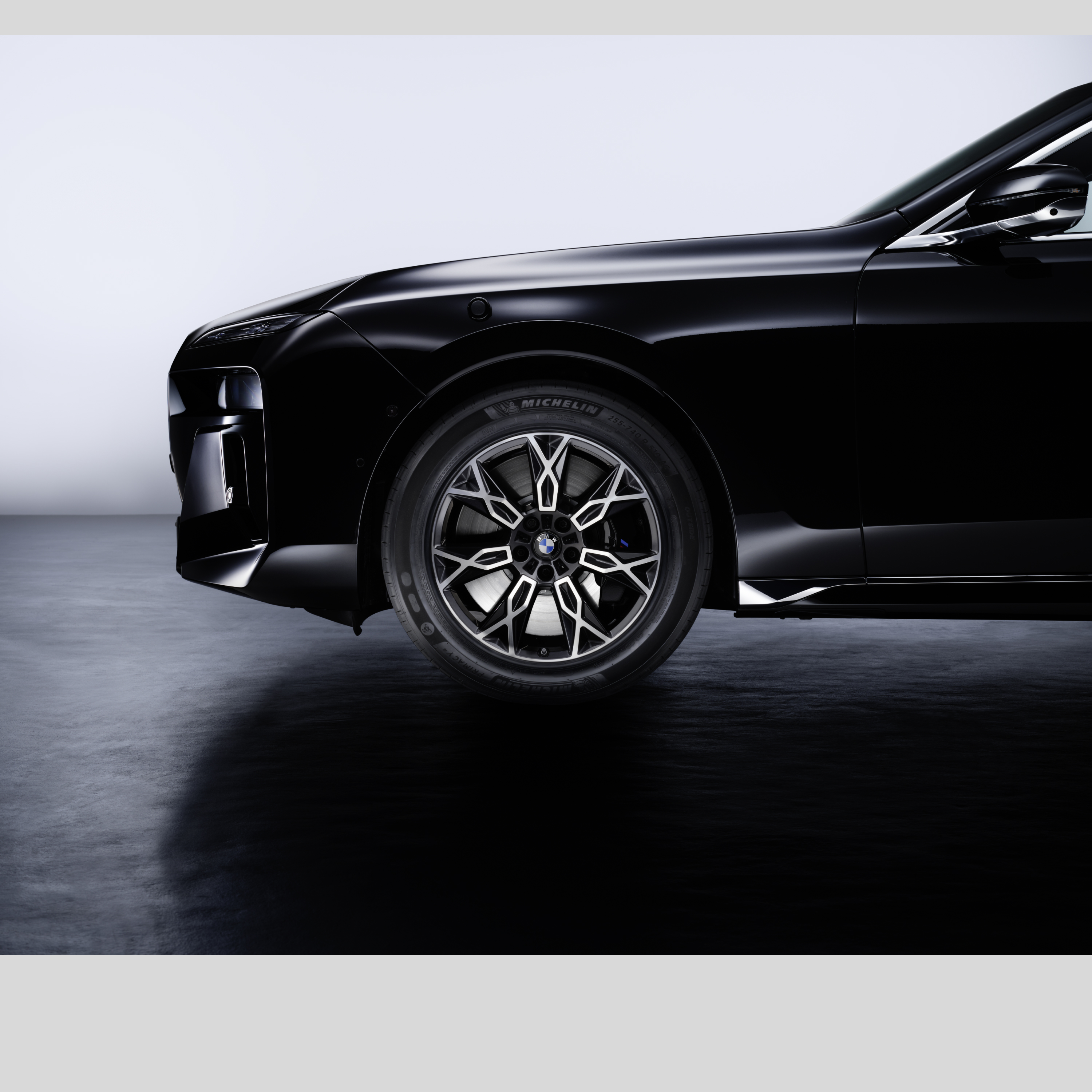 Přední kolo BMW s detailním záběrem pneumatiky