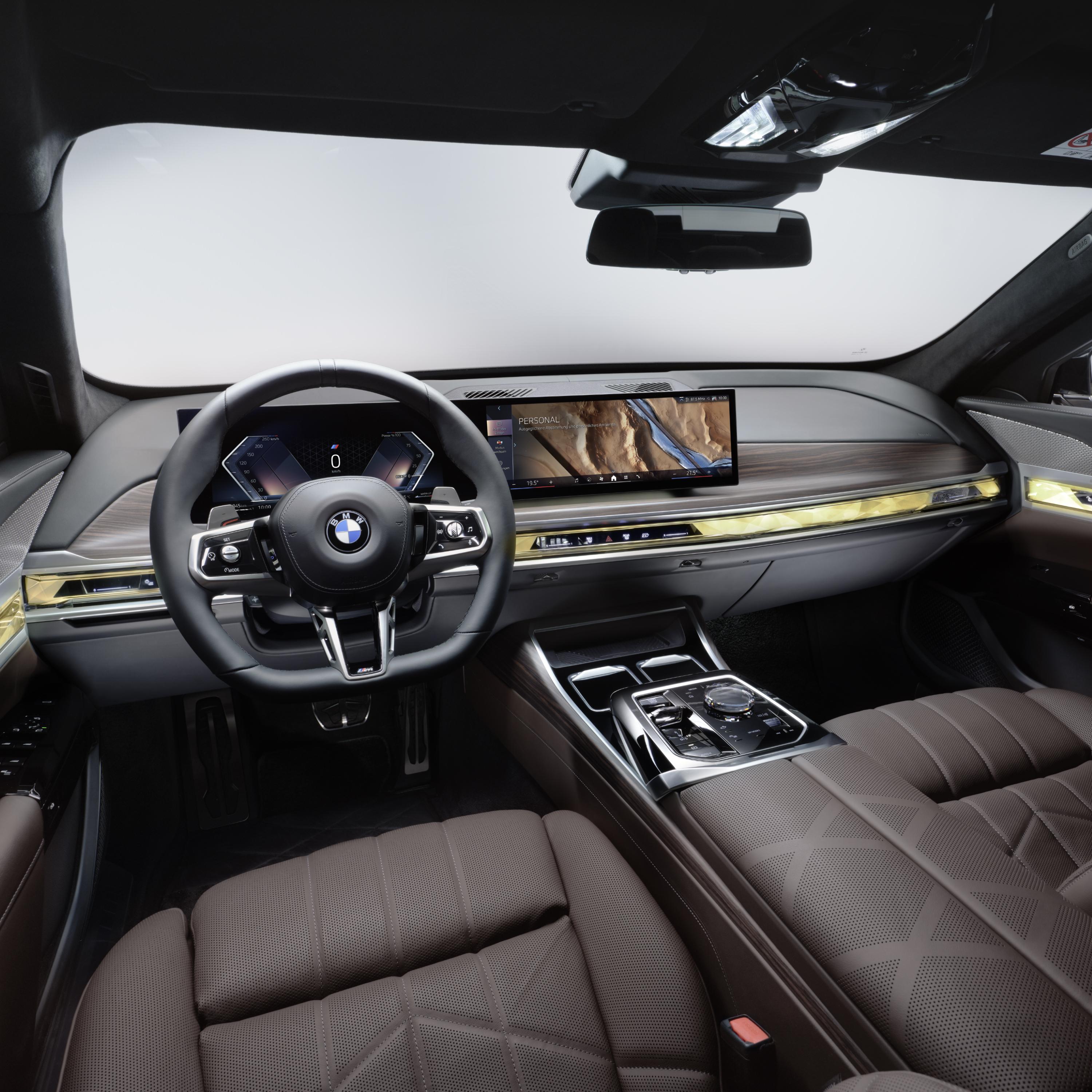 BMW kokpit s volantem a displejem