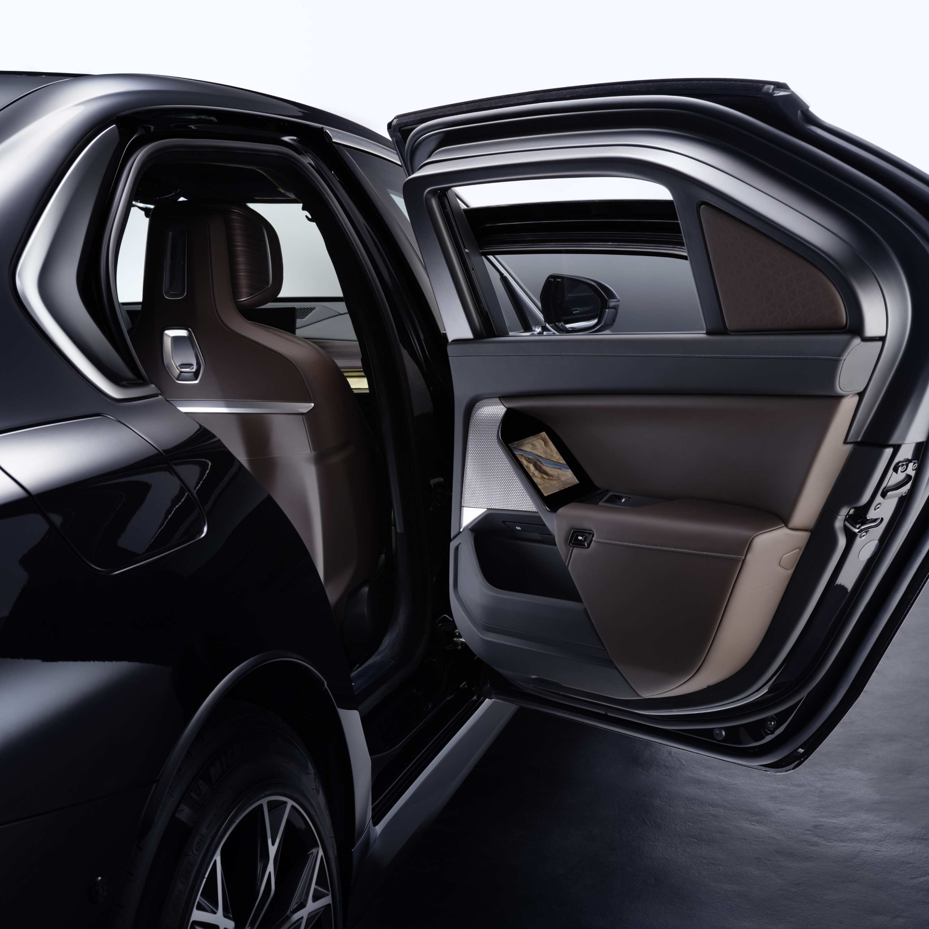 BMW s detailním záběrem otevřených dveří