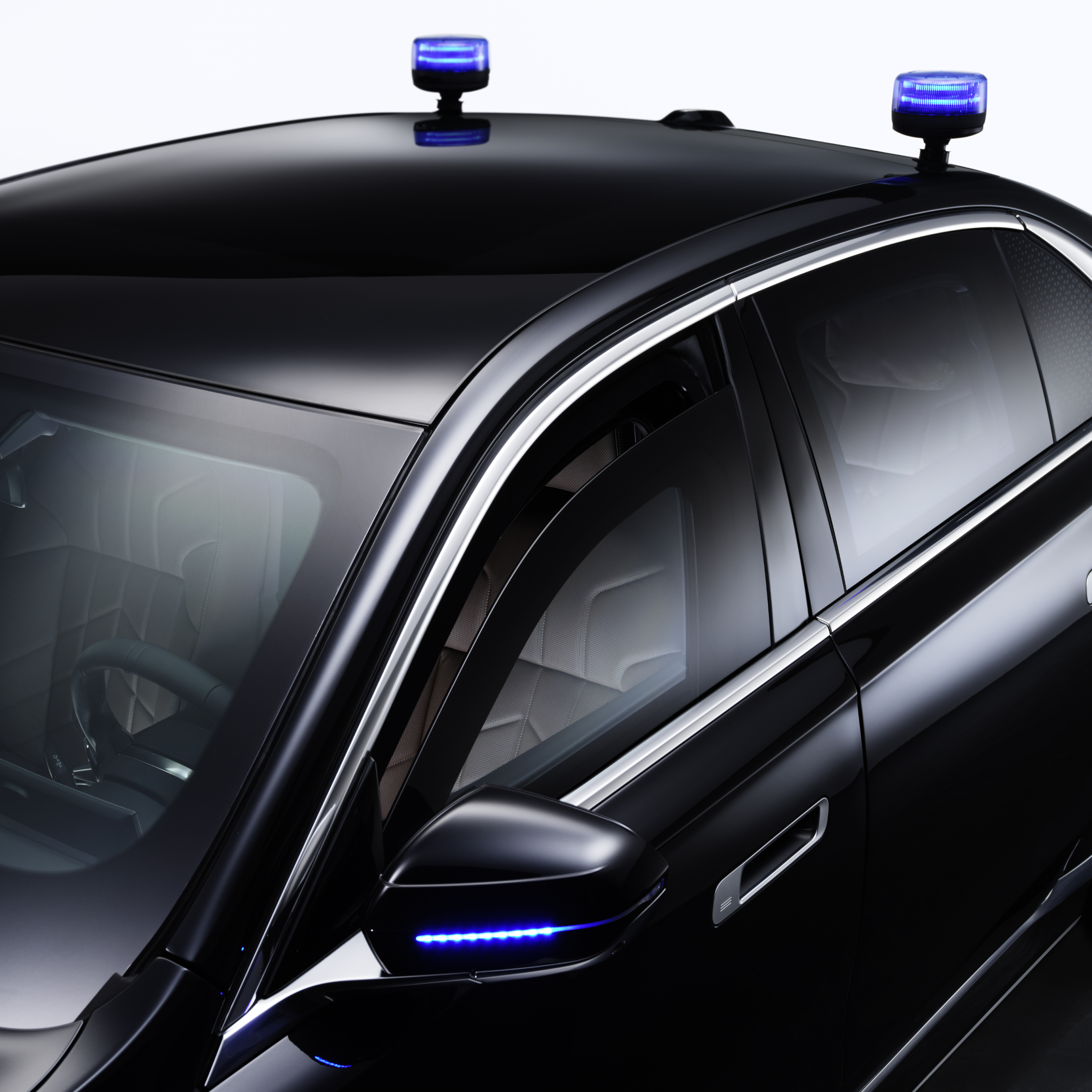 BMW s detailním záběrem zábleskových světel na střeše