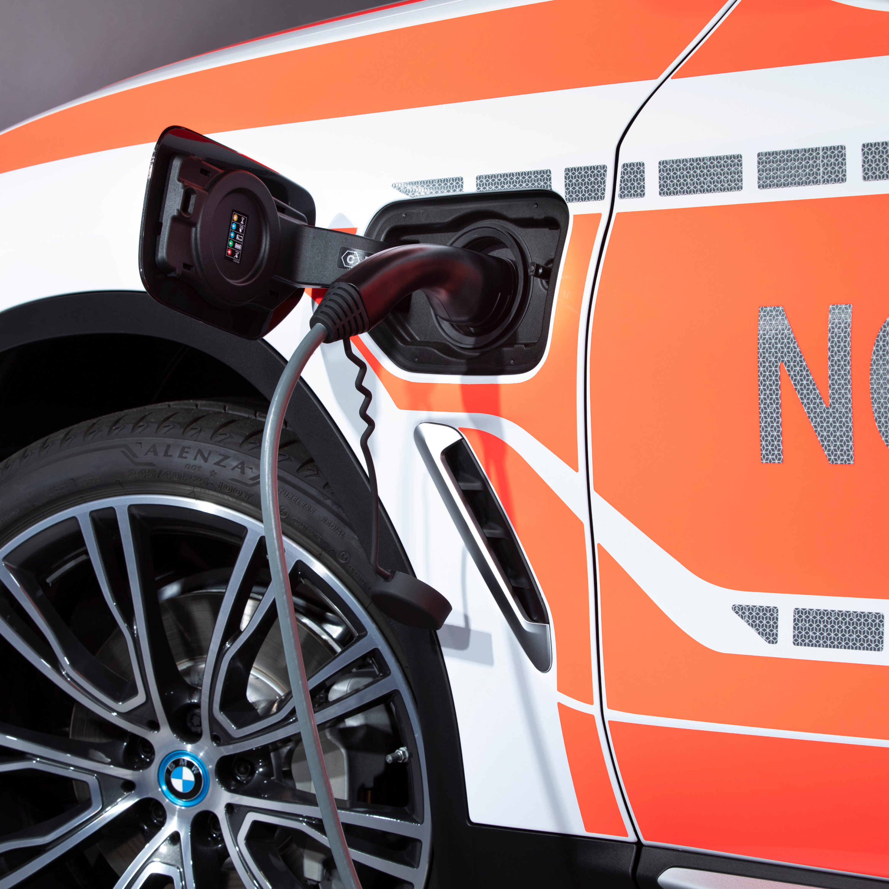 Nabíjení vozidla BMW plug-in hybrid pro státní úřady a orgány; detailní záběr nabíjecího kabelu