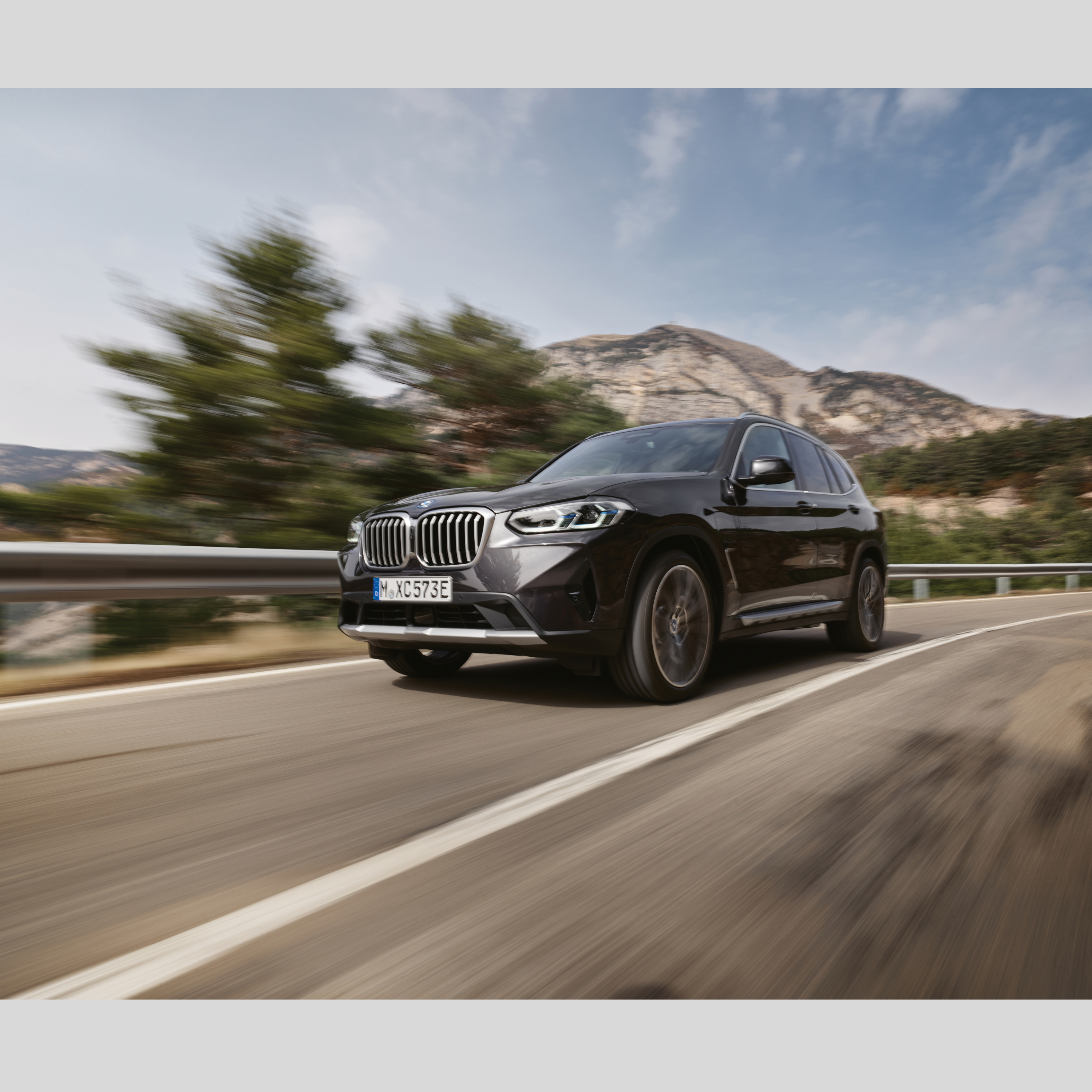 Záchranné vozidlo BMW jede po silnici