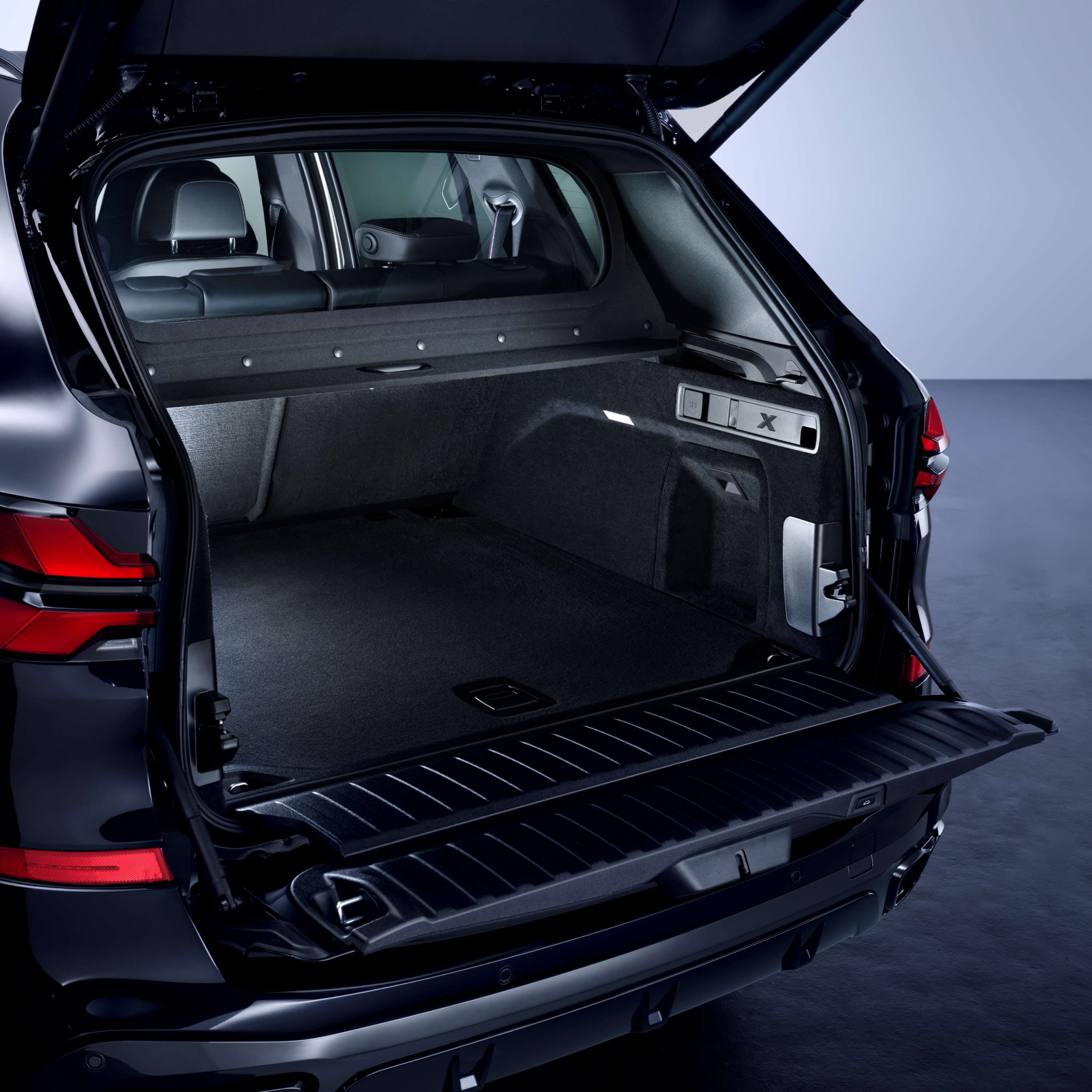 Detailní záběr otevřených zadních výklopných dveří vozidla BMW Protection s pohledem do prostoru pro posádku