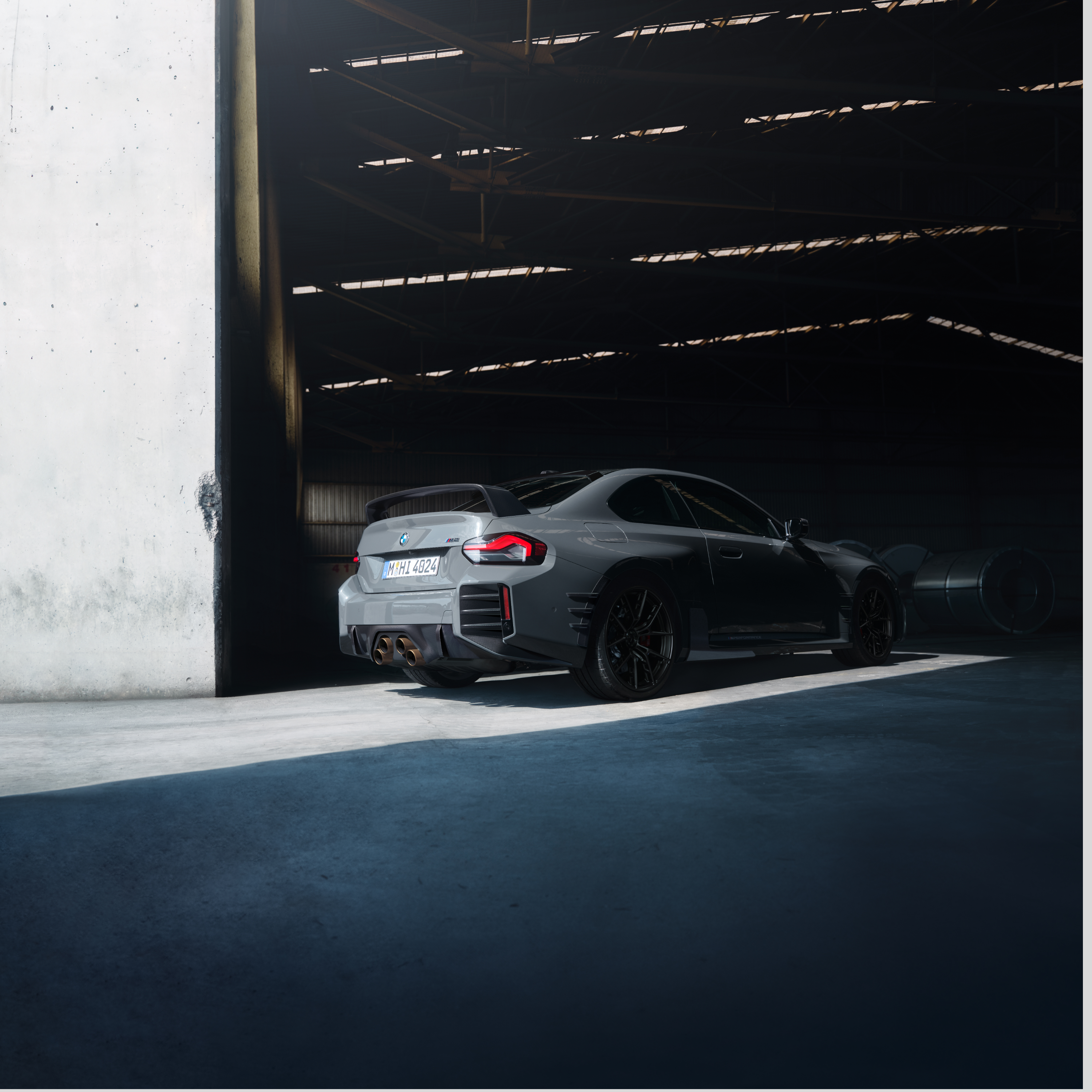 BMW stojí u brány velké haly