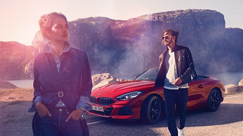 BMW ze tříčtvrtečního pohledu zepředu se ženou a mužem a horskou scenérií v pozadí BMW Financial Services BMW ze tříčtvrtečního pohledu zepředu se ženou a mužem a horskou scenérií v pozadí
