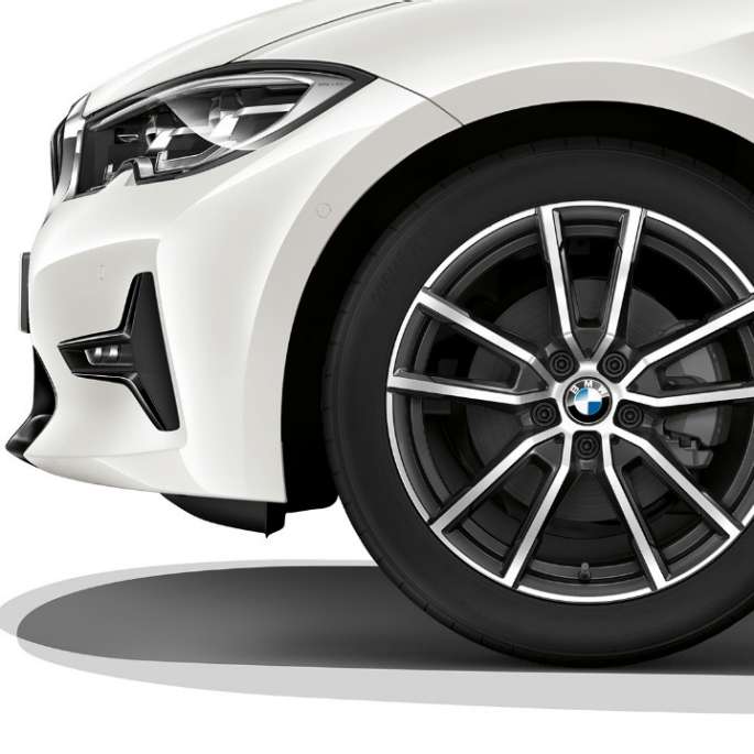 BMW řady 3 Sedan, kola z lehké slitiny Modelu Sport Line Detailní pohled na kola z lehkých slitn BMW řady 3 Sedan v provedení Model Sport Line.