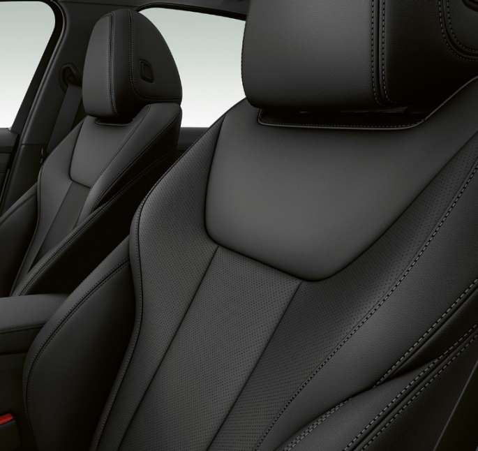 BMW řady 3 Sedan, přední sedadla Modelu Sport Line Detailní pohled z boku na přední sedadla BMW řady 3 Sedan v provedení Model Sport Line.