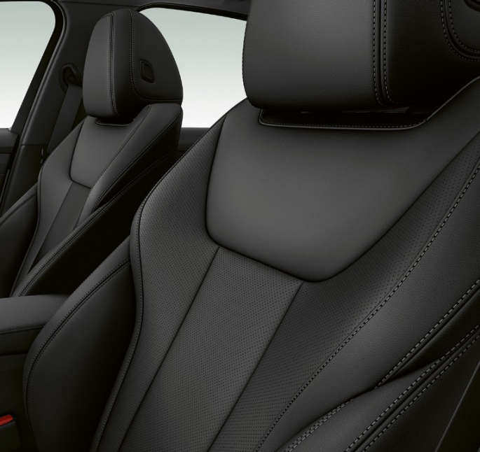 BMW řady 3 Sedan, přední sedadla Modelu Sport Line Detailní pohled z boku na přední sedadla BMW řady 3 Sedan v provedení Model Sport Line.