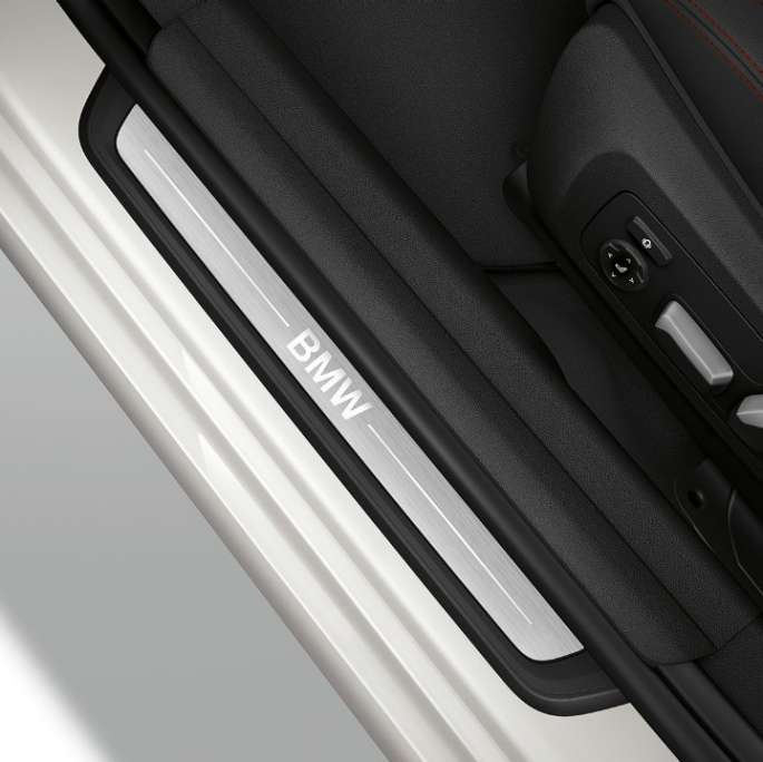 BMW řady 3 Sedan, prahové lišty Modelu Sport Line Pohled shora na prahové lišty BMW řady 3 Sedan v provedení Model Sport Line.