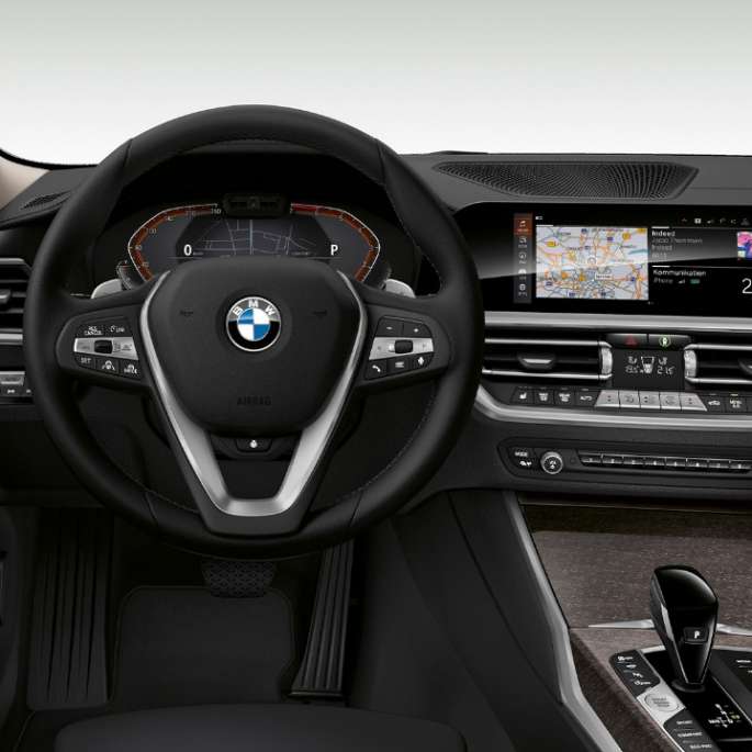 BMW řady 3 Sedan, kokpit Modelu Luxury Line. Přední detailní pohled na kokpit řidiče BMW řady 3 Sedan v provedení Model Luxury Line.