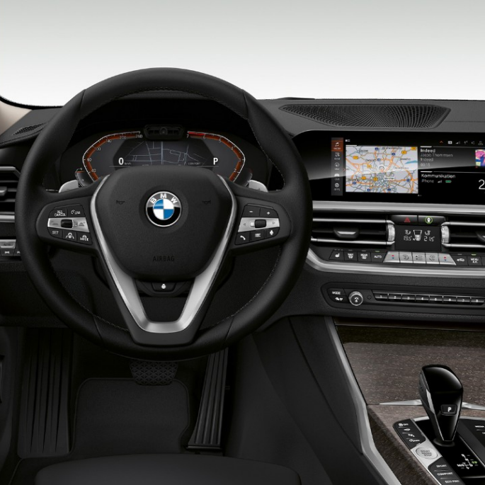 BMW řady 3 Sedan, kokpit Modelu Luxury Line. Přední detailní pohled na kokpit řidiče BMW řady 3 Sedan v provedení Model Luxury Line.