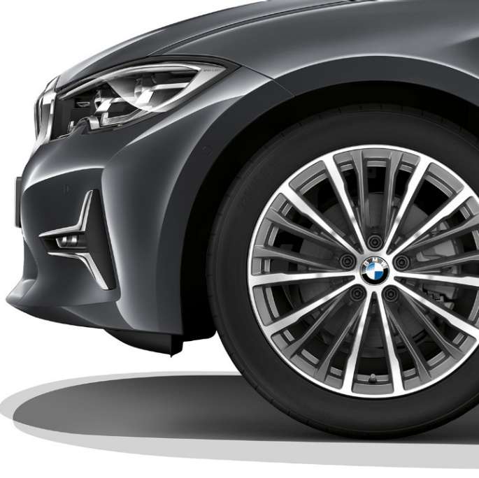 BMW řady 3 Sedan, kola z lehké slitiny Modelu Luxury Line. Detailní pohled na kola z lehké slitiny BMW řady 3 Sedan v provedení Model Luxury Line.