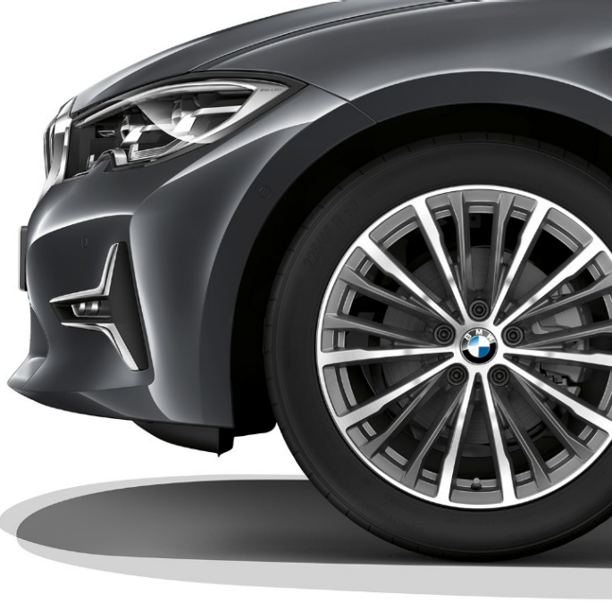 BMW řady 3 Sedan, kola z lehké slitiny Modelu Luxury Line. Detailní pohled na kola z lehké slitiny BMW řady 3 Sedan v provedení Model Luxury Line.