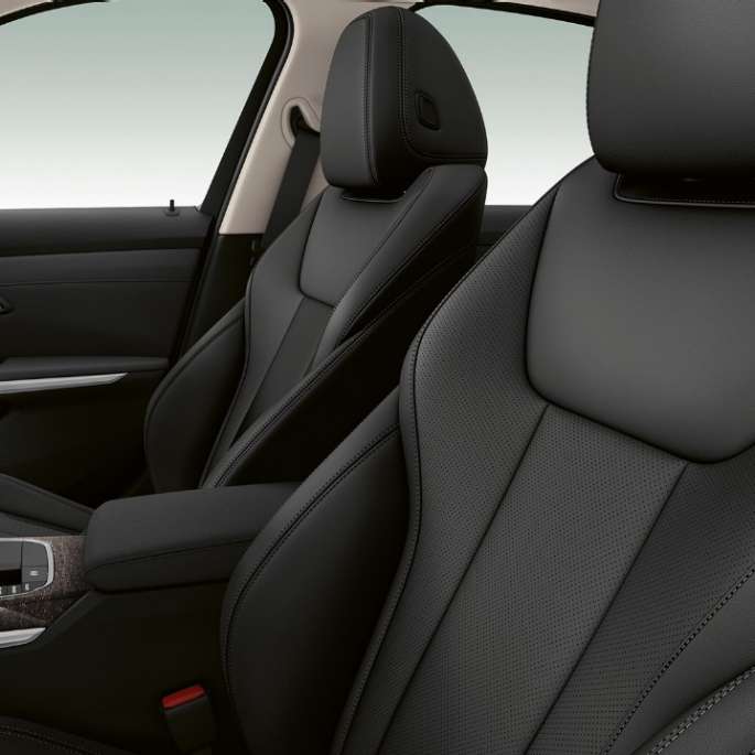 BMW řady 3 Sedan, přední sedadla Modelu Luxury Line. Detailní pohled z boku na přední sedadla BMW řady 3 Sedan v provedení Model Luxury Line.