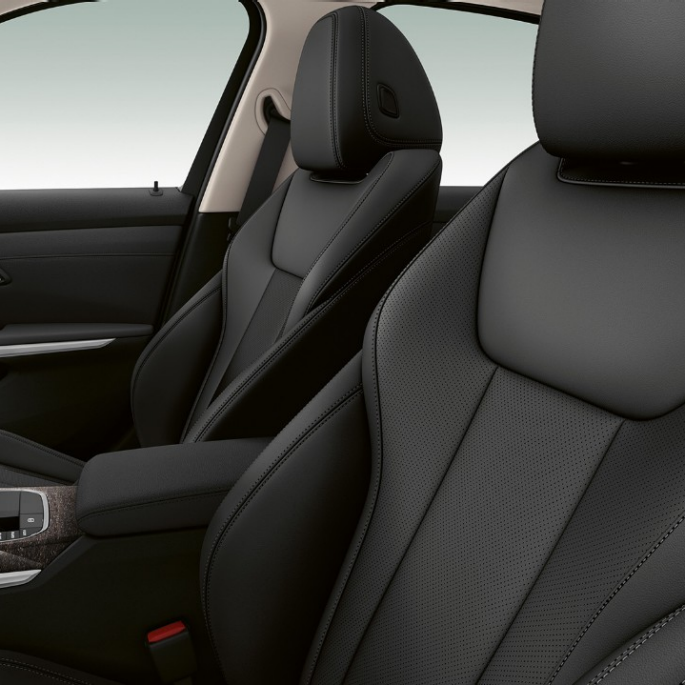 BMW řady 3 Sedan, přední sedadla Modelu Luxury Line. Detailní pohled z boku na přední sedadla BMW řady 3 Sedan v provedení Model Luxury Line.