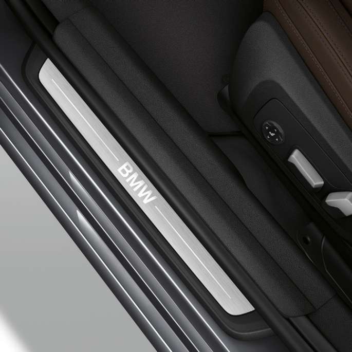 BMW řady 3 Sedan, prahové lišty Modelu Luxury Line Pohled svrchu na prahové lišty BMW řady 3 Sedan v provedení Model Luxury Line.