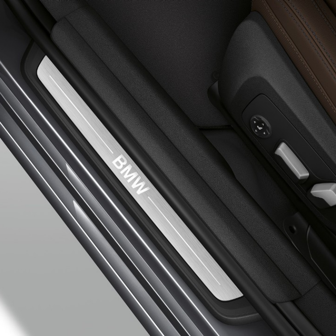 BMW řady 3 Sedan, prahové lišty Modelu Luxury Line Pohled svrchu na prahové lišty BMW řady 3 Sedan v provedení Model Luxury Line.