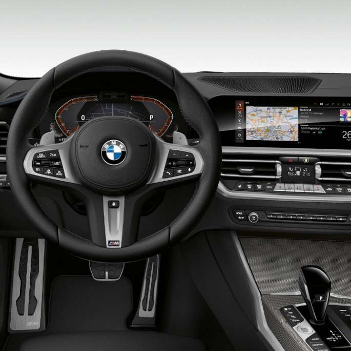 BMW řady 3 Sedan, Model M Sport, interiér Přední detailní pohled na prostor řidiče BMW řady 3 Sedan v provedení Model M Sport.