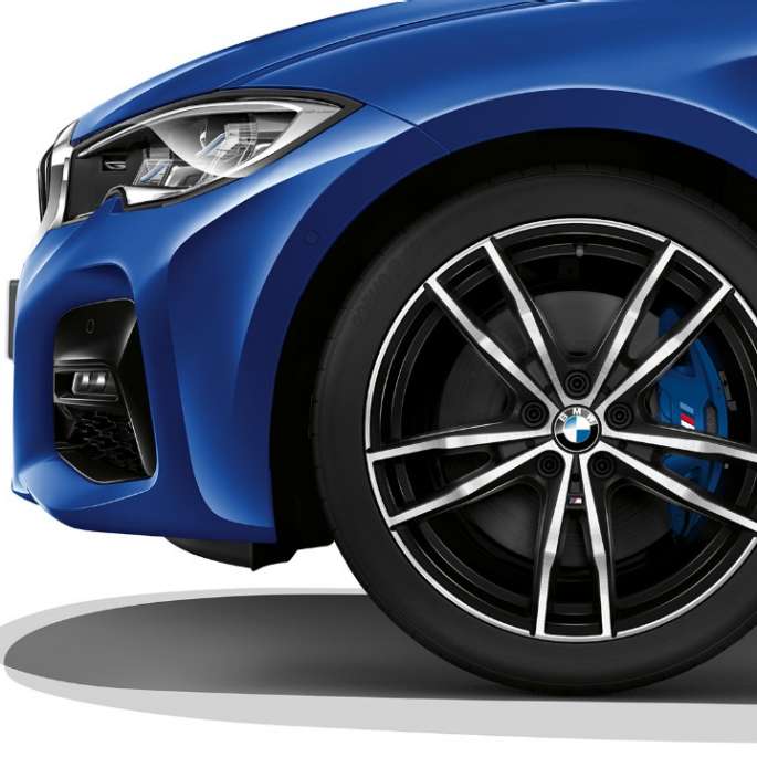 BMW řady 3 Sedan, kola z lehké slitiny modelu M Sport Detailní pohled na kola z lehké slitiny BMW řady 3 Sedan v provedení Model M Sport.