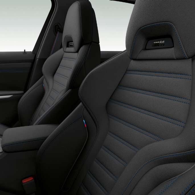BMW řady 3 Sedan, přední sedadla modelu M Sport Detailní pohled z boku na přední sedadla BMW řady 3 Sedan v provedení Model M Sport.