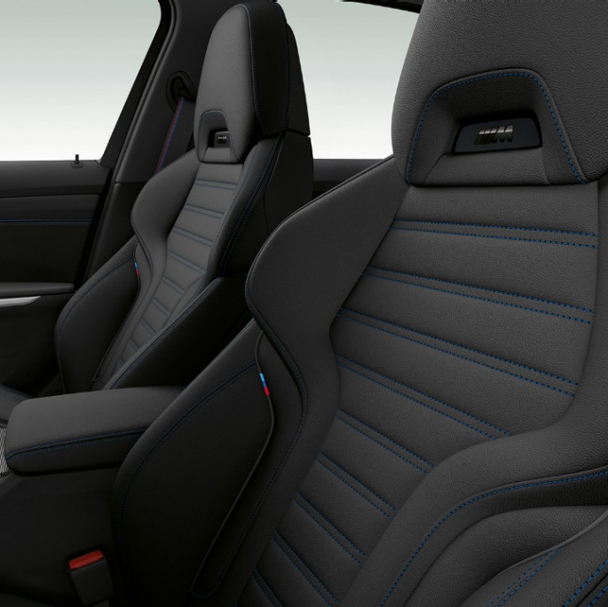 BMW řady 3 Sedan, přední sedadla modelu M Sport Detailní pohled z boku na přední sedadla BMW řady 3 Sedan v provedení Model M Sport.