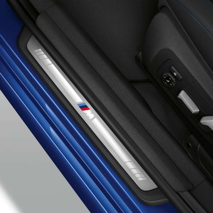 BMW řady 3 Sedan, prahové lišty Modelu M Sport Pohled shora na prahové lišty BMW řady 3 Sedan v provedení Model M Sport.