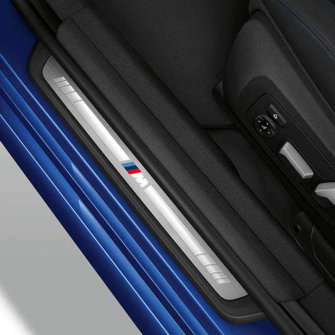 BMW řady 3 Sedan, prahové lišty Modelu M Sport Pohled shora na prahové lišty BMW řady 3 Sedan v provedení Model M Sport.